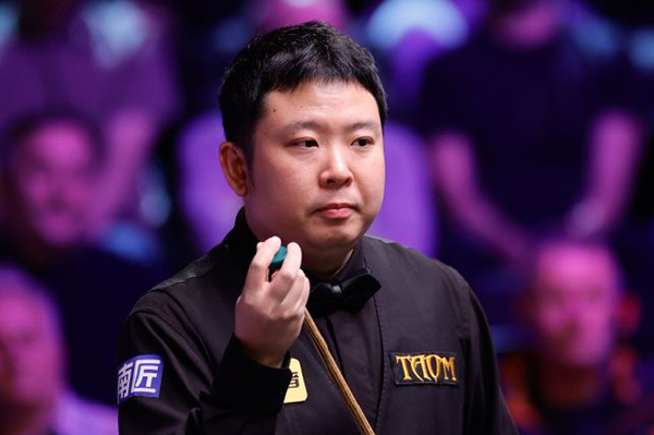 北京时间12月2日凌晨，2025斯诺克英锦赛正赛首轮继续在英国约克进行。一场焦点对决中，中国选手张安达在3-5落后的绝境下连救两个赛点，最终以6-5逆转15号种子加里·威尔逊，惊险闯入16强；1/8决赛他将与同胞赵心童上演“中国德比”。 比赛进程：五度平分，决胜局才见生死 开局互探：威尔逊打出单杆58分先声夺人，张安达随即回敬单杆87分、73分，以2-1反超。 中场胶着：第四局威尔逊多次上手扳平比分；休息归来他又凭借单杆52分、65分、91分，一度5-3拿到赛点。 绝境反击：背水一战的张安达先以83-35挽救一个赛点，第10局再轰单杆77分，5-5把比赛拖入决胜局。 决胜时刻：第11局两人均谨慎防守，威尔逊长台失准留下破绽，张安达上手打出单杆56分，最终以65-15锁定胜局，完成6-5绝杀。 数据盘点 张安达：全场3杆50+（87、73、77），1杆制胜，防守成功率78%。 加里·威尔逊：4杆50+（58、52、65、91），进攻火力略占优，但关键局失误致命。 赛后声音 张安达坦言：“3-5落后时我没想太多，只想把每一杆防守做好。最后能赢下来有些运气，但也证明坚持是有回报的。”谈到下轮与赵心童的“内战”，他希望“两人都能发挥出最好水平，为观众奉献精彩比赛”。 下一轮对阵 张安达 vs 赵心童（16进8，时间待定）。随着这场胜利，本届英锦赛已有斯佳辉、吴宜泽、庞俊旭、<a href=/tiyuyouguan/dingjunhui/ target=_blank class=infotextkey>丁俊晖</a>、赵心童、张安达共6名中国选手跻身16强，刷新历史最佳战绩。