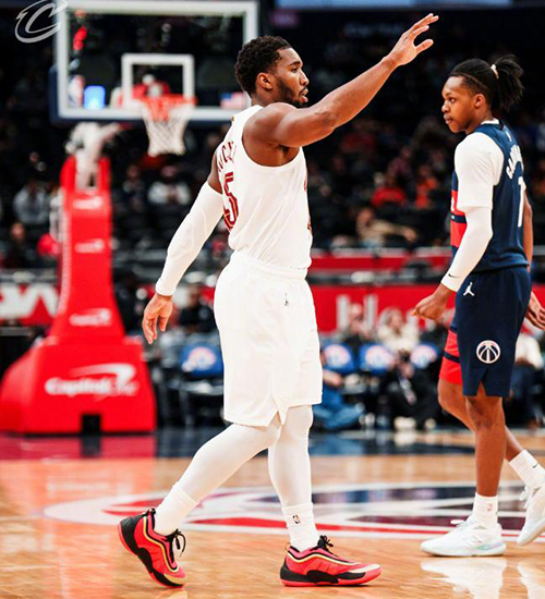 末节狂轰45分逆转!米切尔48分封神 骑士13连胜<a href=/lanqiuyouguan/wizards/ target=_blank class=infotextkey>奇才</a>